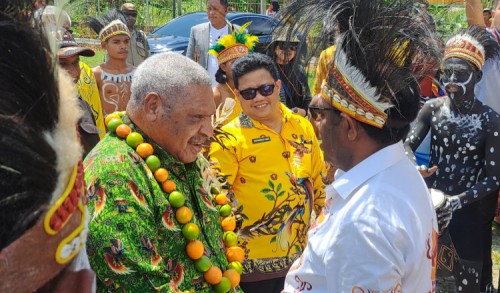 Bupati Piter  Gusbager Sambut Konsulat PNG Yang Hadiri Festival Budaya Keerom