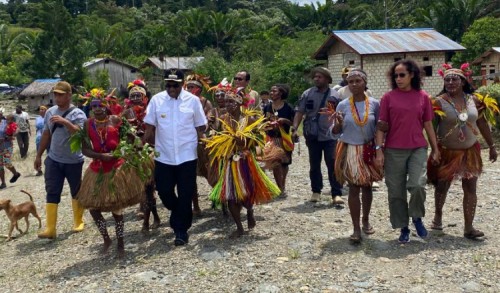 Kunjungi Kampung Tefalma Satu, Bupati Keerom Minta Warga Jaga Hutan dan Kearifan Lokal 