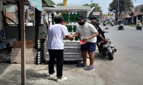 Relawan cak Imin Bagi Bagi Makanan Sehat di Jalan Bondowoso Jember
