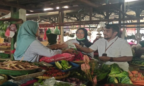 BPJS Ketenagakerjaan Surabaya Karimunjawa Blusukan di Pasar Pucang Anom