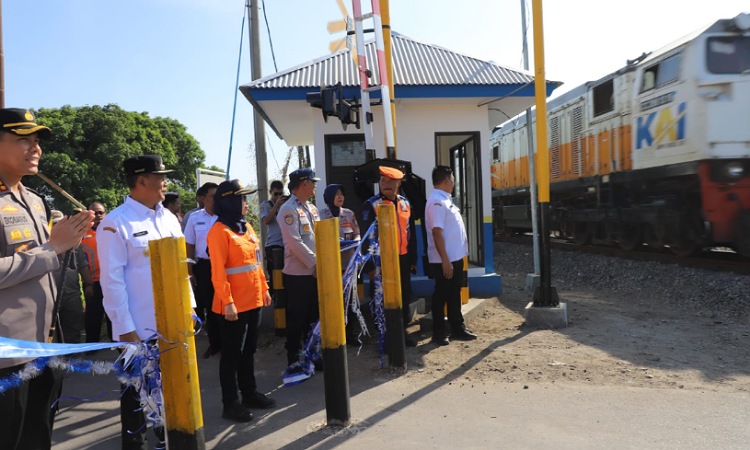 Jelang Nataru, Pemkab Jombang Resmikan 5 Titik Pos Jaga dan Palang Pintu Perlintasan Kereta Api