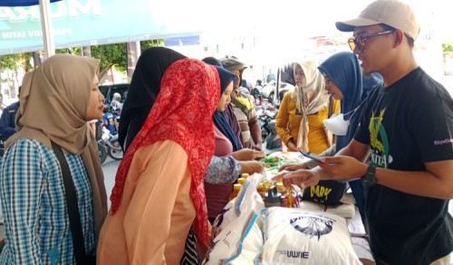 Antusiasme Warga Serbu Pasar Murah di Banyuwangi