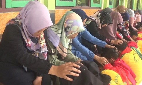Peringati Hari Ibu, Siswa SDN di Jombang Basuh Kaki Ibu Secara Masal