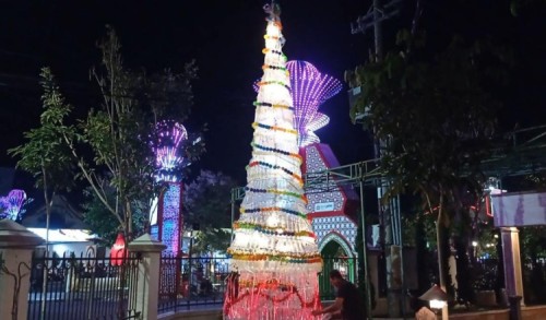 Kreatif! Jemaat Gereja di Madiun Manfaatkan Ribuan Botol Plastik Bekas untuk Pembuatan Pohon Natal