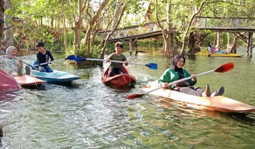 Berlibur ke Banyuwangi, Coba Keseruan Bermain Kano di Pantai Cacalan Banyuwangi
