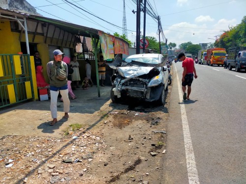 Sopir Diduga Mengantuk, Mobil Ertiga Tabrak Tiga Pengendara Motor di Turen Malang Satu Korban Tewas