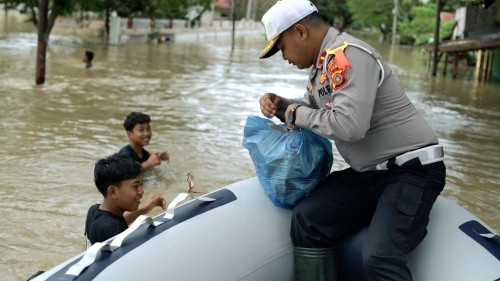 Personil Satlantas Polres Aceh Utara Bagikan Makanan Untuk Korban Banjir