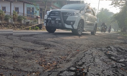 Jalan Kabupaten Jember di Desa Lembengan Rusak Parah, Warga Ingatkan Pemerintah