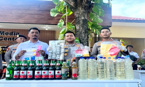 Jelang Tahun Baru, Polres Ngawi Musnahkan Ribuan Botol Miras dan Knalpot Brong