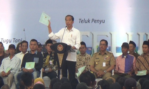 Kunjungan ke Cilacap, Presiden Jokowi Serahkan Ribuan Sertifikat PTSL untuk Warga