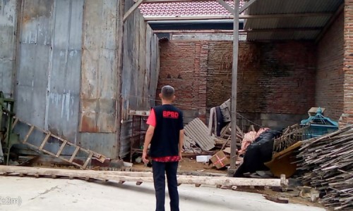 Wilayah Turen Malang Diterjang Puting Beliung, Kios Pedagang dan Rumah Warga Terdampak