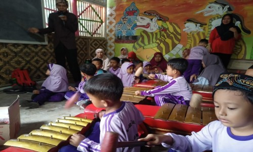 Kenalkan Budaya Tradisional Sejak Dini, Puluhan Siswa PAUD di Cilacap Kunjungi Kampung K3P 