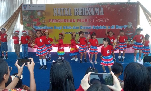 Aksi Dance Menggemaskan Warnai Perayaan Natal Perguruan Pius Cilacap