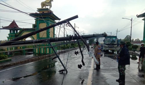 Belasan Tiang Listrik di Sumenep Roboh, Lalu Lintas Ditutup