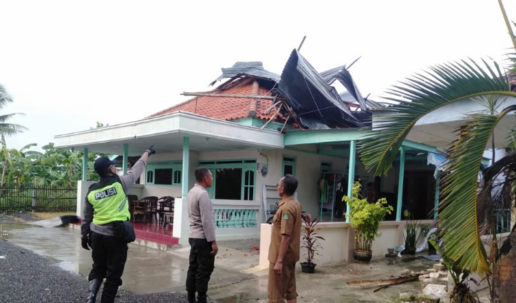 Tak Hanya Tiang Listrik, 54 Rumah di Sumenep juga Rusak Akibat Hujan Deras