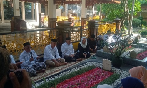 Kunjungi Jombang, Ganjar Ziarah ke Makam Pendiri NU