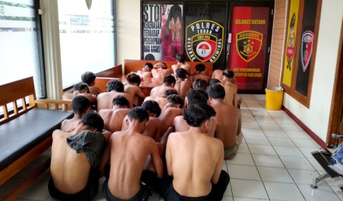 Polisi Ringkus Puluhan Anggota Gangster di Tuban, Palu dan Celurit Disita