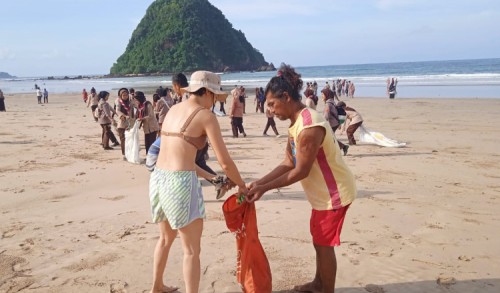 Wisatawan Lokal dan Mancanegara Ikut Aksi Bersih-bersih di Pantai Pulau Merah Banyuwangi