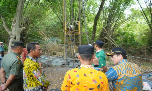 Pj Bupati Bojonegoro Bersama BPBD Tinjau Pengeboran Sumur Air Bersih di Desa Tinumpuk