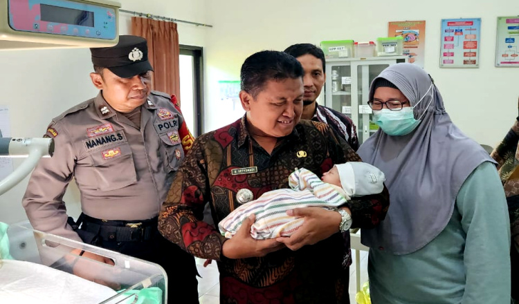 Blitar Gempar, Bayi Perempuan Ditemukan di Halaman Rumah Warga Dini Hari