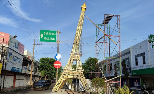 Miniatur Menara Eiffel Ikon Kota Probolinggo Dihantam Truk