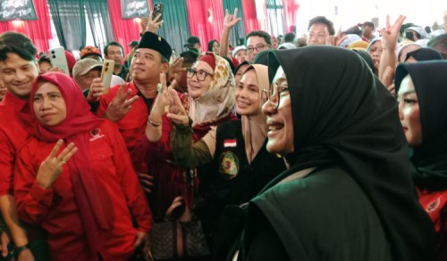 Cuti Dinas, Bupati Ipuk Dampingi Siti Atikoh Kampanye Ganjar-Mahfud di Banyuwangi