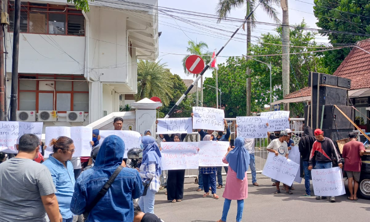 Warga Terdampak Proyek Tol di Kediri, Gelar Aksi Demo Tuntut Ganti Rugi yang Sesuai
