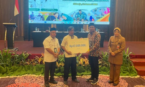 Bupati Sidoarjo Serahkan Manfaat BPJS Ketenagakerjaan Bagi Kader Kesehatan