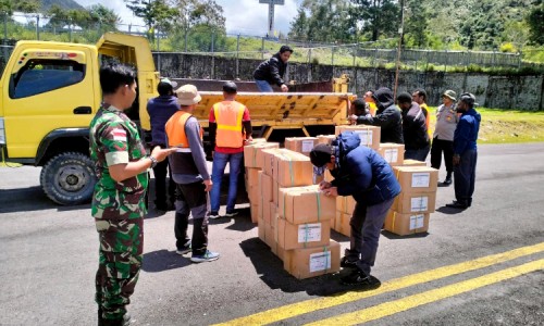 Jamin Keamanan, TNI Polri Kawal Ketat 567 Karton Surat Suara Menuju Puncak Jaya