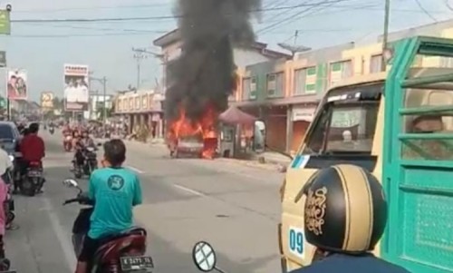 Mobil Carry Terbakar Diduga Akibat Korsleting Listrik di Pasar Ngawen