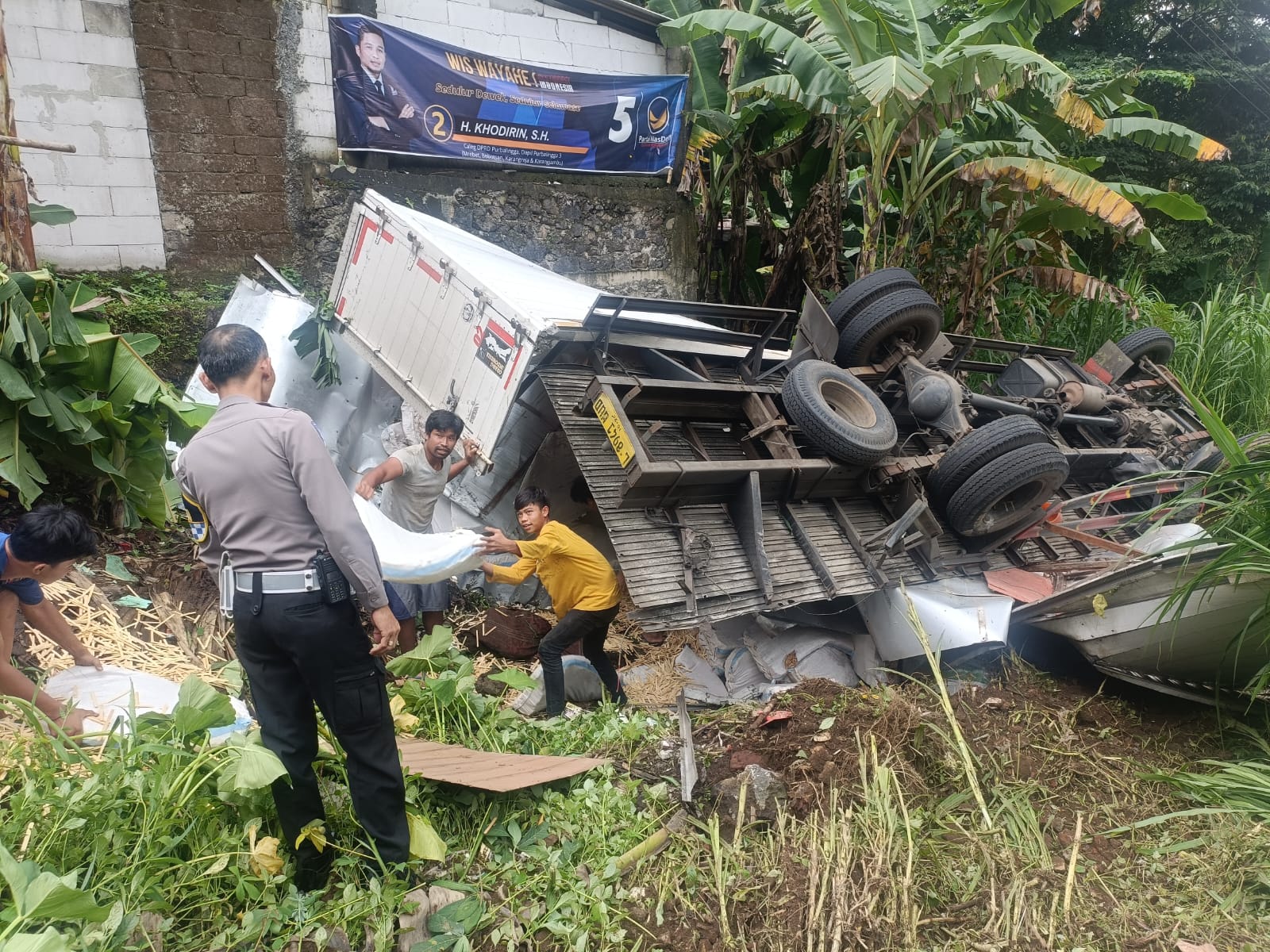 Rem Blong, Truk Bermuatan Stik Es Krim Asal Surabaya Terguling di Kebun Warga Purbalingga