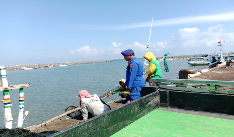Cuaca Tak Bersahabat, Satpolairud Situbondo Imbau Masyarakat Pesisir dan Nelayan Waspada