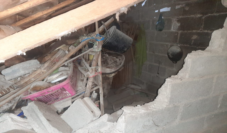 Penyangga Rumah Ambruk Diguyur Hujan, Nenek 77 Tahun di Situbondo Tertimpa Reruntuhan Bangunan 