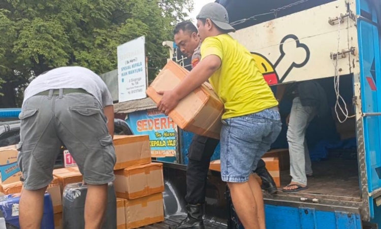 Personel Polresta Pati Amankan Ribuan Botol Arak dari Truk Parkir yang Mencurigakan