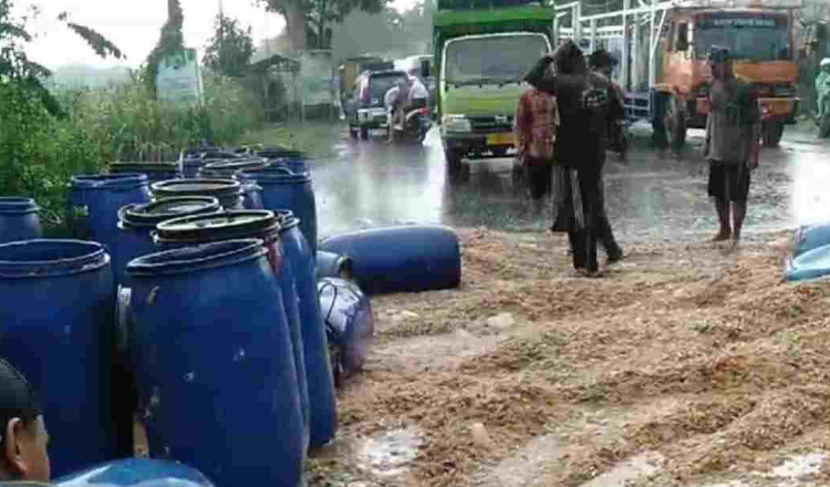 Truk Angkut Limbah Udang Terguling di Banyuwangi, Muatan Berserakan di Jalan