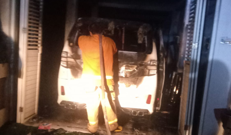 Tiba dari Bandung, Toyota Alphard Milik Penyanyi Wandra Mendadak Terbakar di Garasi Rumah