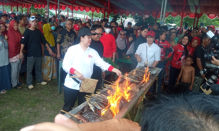Momen Puan Maharani di Festival Bakar Ikan Nusantara di Cilacap