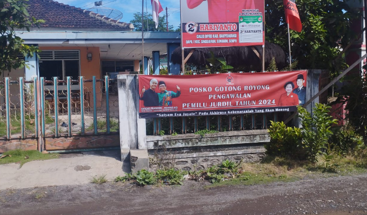 Muncul Banner Ganjar-Mahfud di Pagar Rumah Petugas PTPS di Banyuwangi