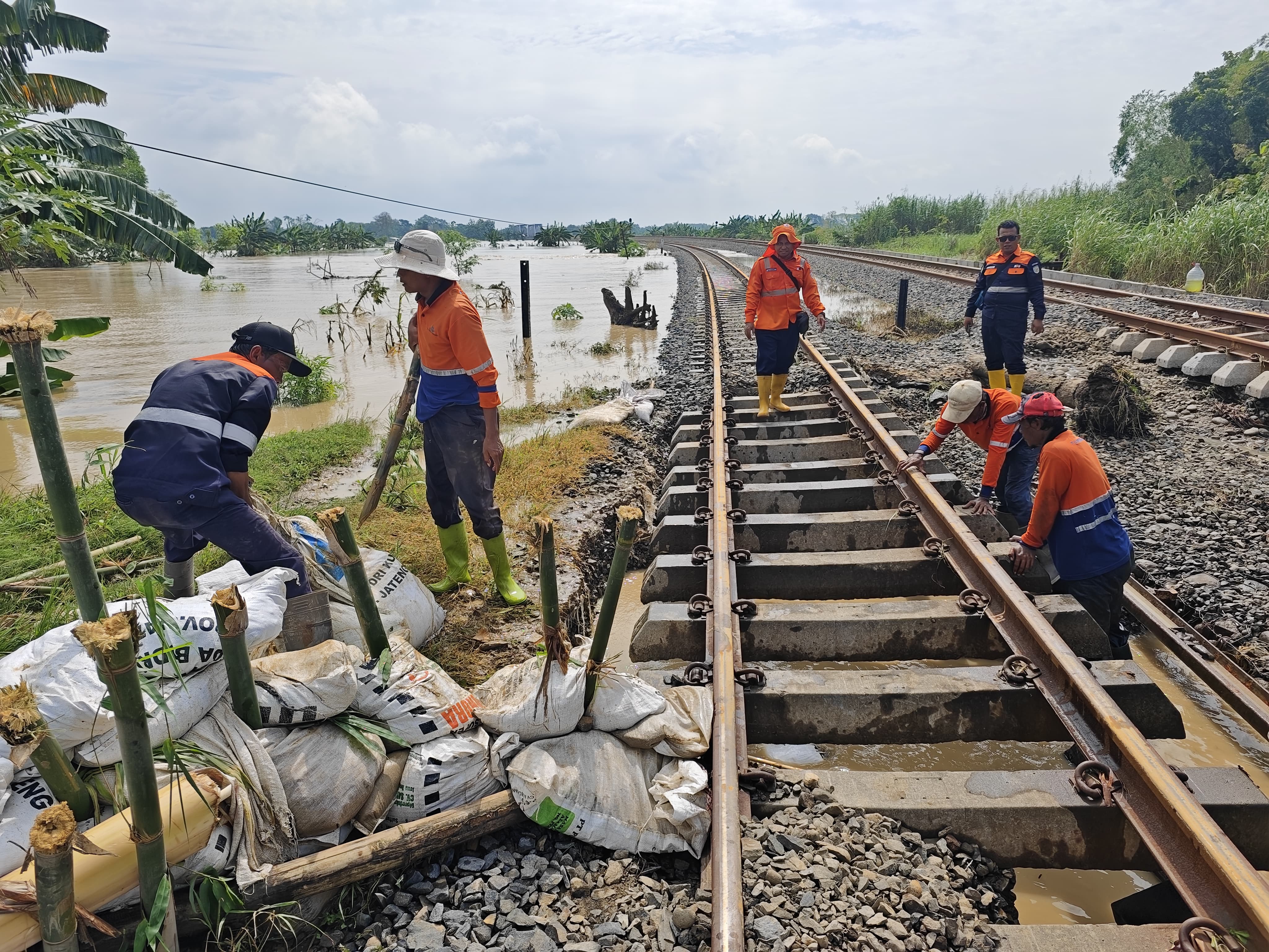 Banjir di Grobogan, Lima Perjalanan Kereta Api Terhambat  ​