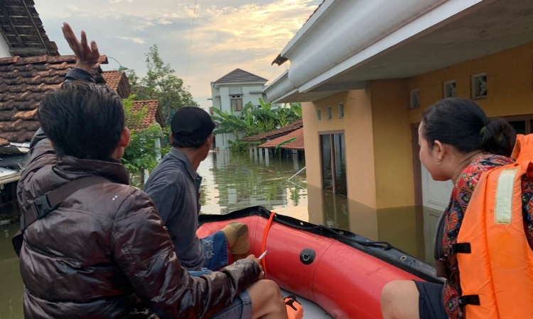 Ratusan Warga Terendam Banjir, Dampak Jebolnya Tanggul Sungai Wulan Demak