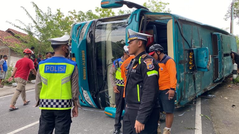Kecelakaan Tragis di Tikungan Wanagama Bantul , Bus Pariwisata Terbalik Dua Orang Meninggal