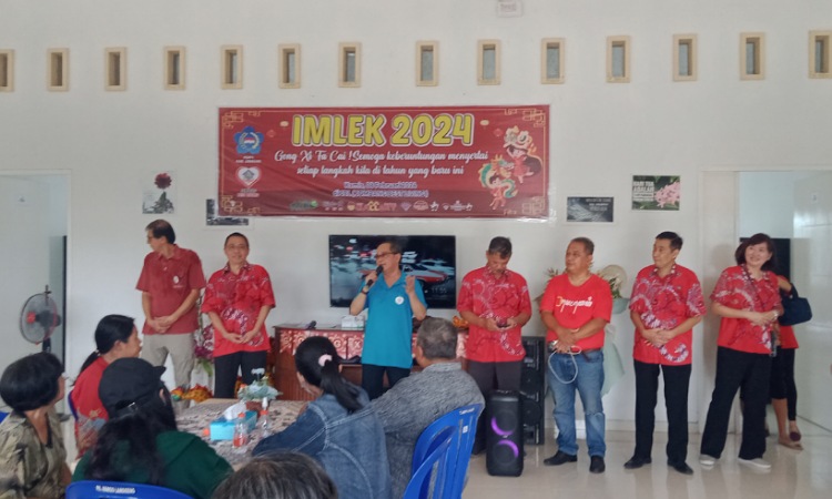 Jelang Perayaan Imlek 2024, PSMTI Jombang Berbagi Angpao dan Sembako ke Lansia