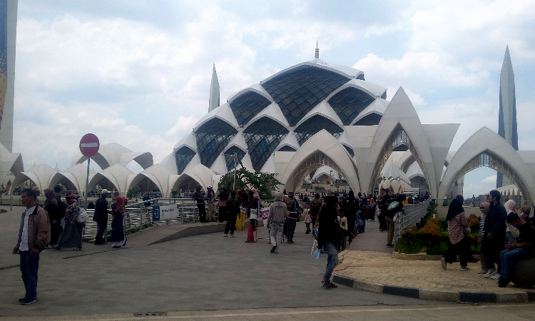 Libur Isra Miraj 1445 H, Kawasan Masjid Raya Al Jabbar Bandung Ramai Dikunjungi Warga