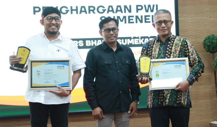 HPN 2024, Bupati Fauzi dan Direktur BPRS Bhakti Sumekar Diganjar Penghargaan PWI Sumenep