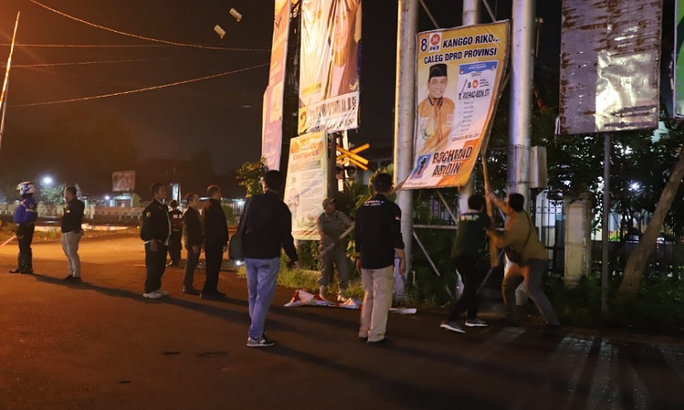 Memasuki Masa Tenang, KPU Jombang dan Bawaslu Bersihkan APK Pemilu 2024 