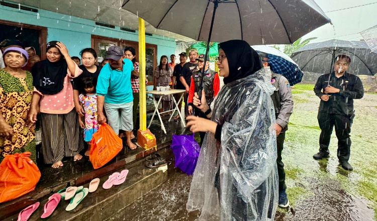 Puluhan Korban Terdampak Puting Beliung di Banyuwangi Dapat Bantuan Sembako dari Bupati