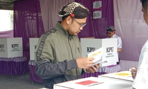 Mencoblos di TPS 025 Denanyar Jombang, Menteri Desa Halim Iskandar: Demokrasi Jangan Dikhianati