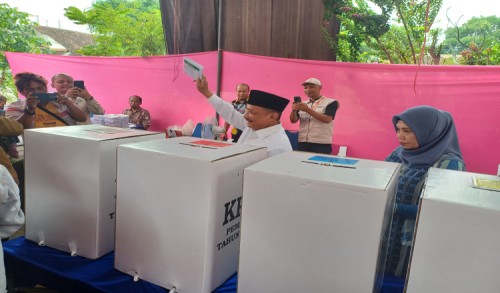 Usai Mencoblos di TPS 16 Bung Karna Langsung Pantau Pelaksanaan Pemilu 2024 di Situbondo