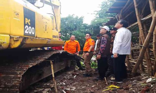 Plh Gubernur Jawa Timur Pimpin Operasi Bersihkan Sungai dari Eceng Gondok di Waru Sidoarjo 