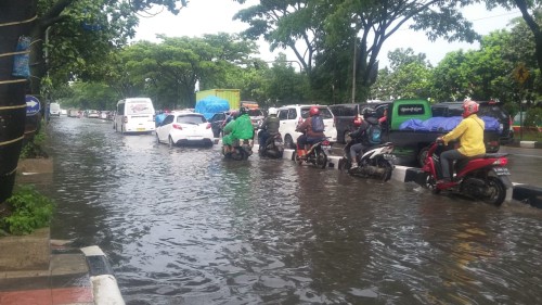 Jalan Soekarno Hatta Kota Bandung Banjir, Lalin dari Arah Cibiru Macet